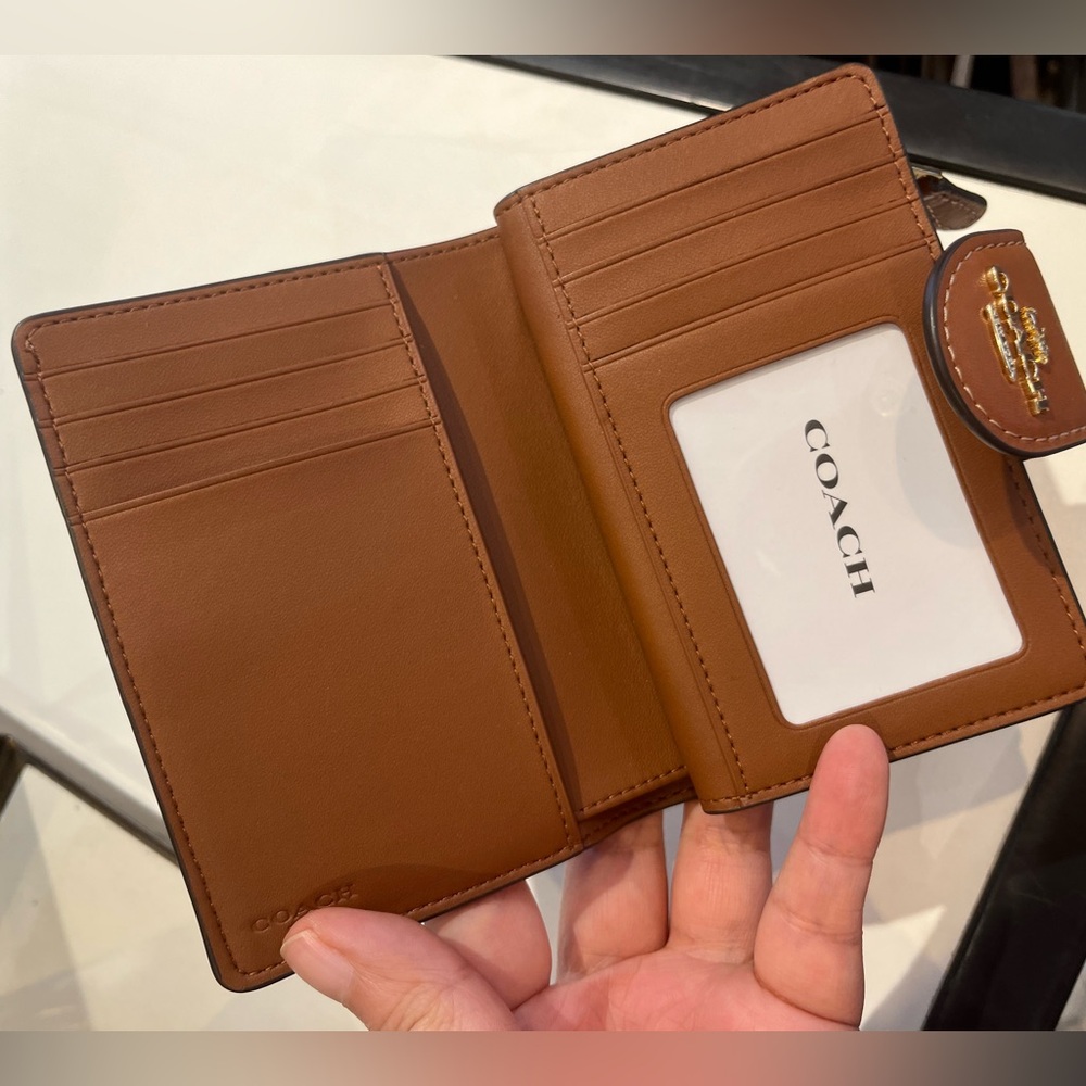 Coach Medium Corner Zip Wallet In Leather NWT - Picture 3 of 3
